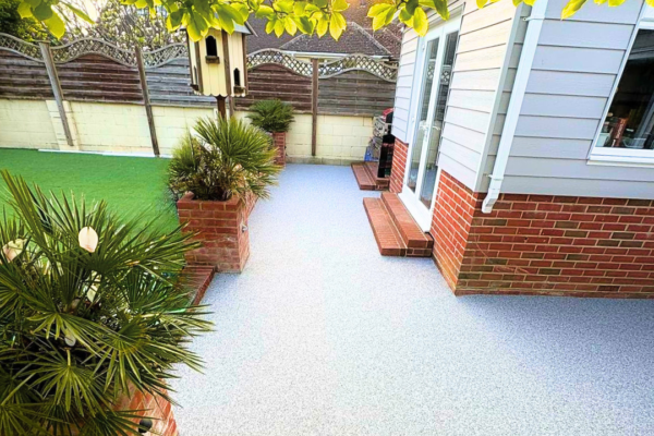 Garden room surrounded by light grey resin-bound surfacing