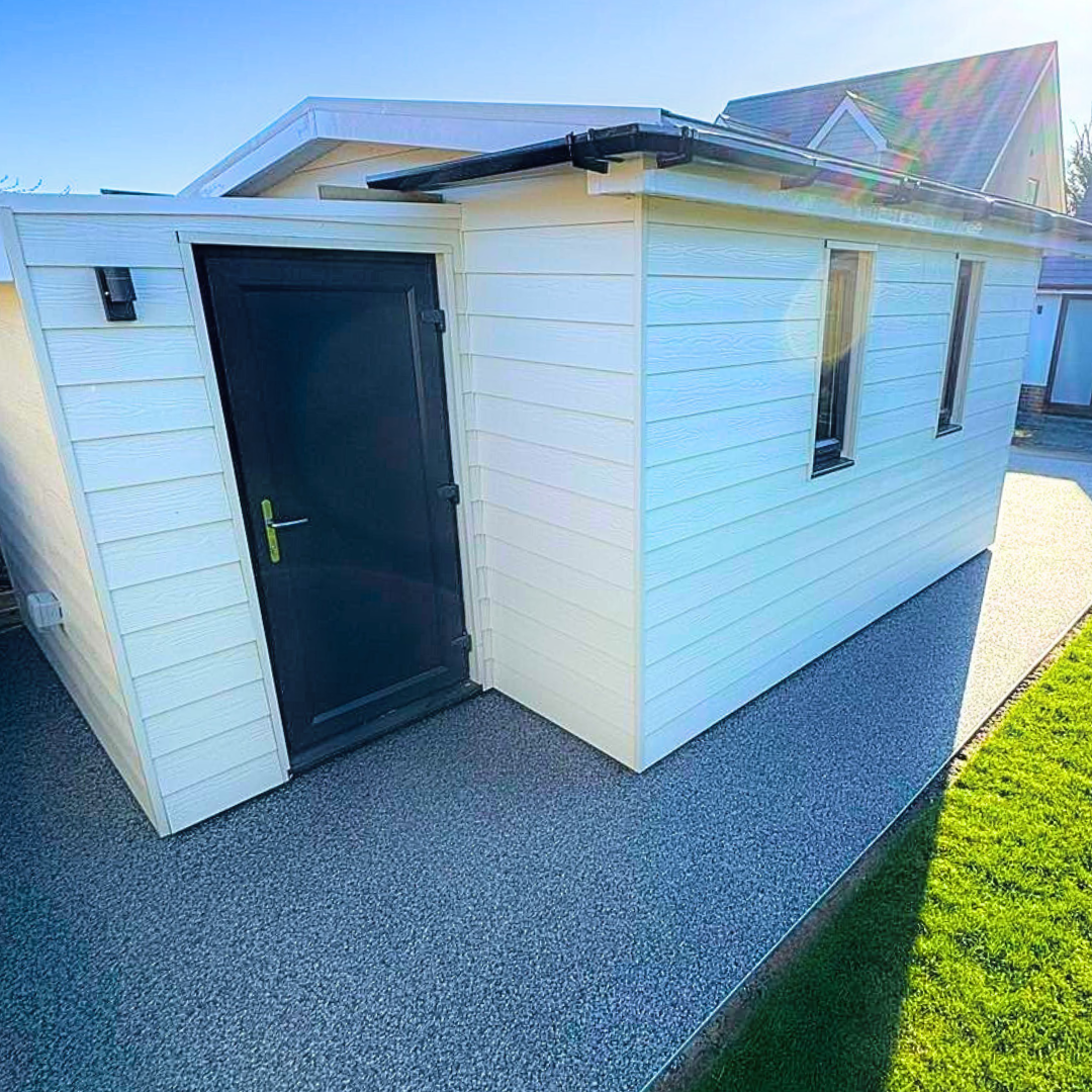 Resin bound patio surface with smooth, even finish