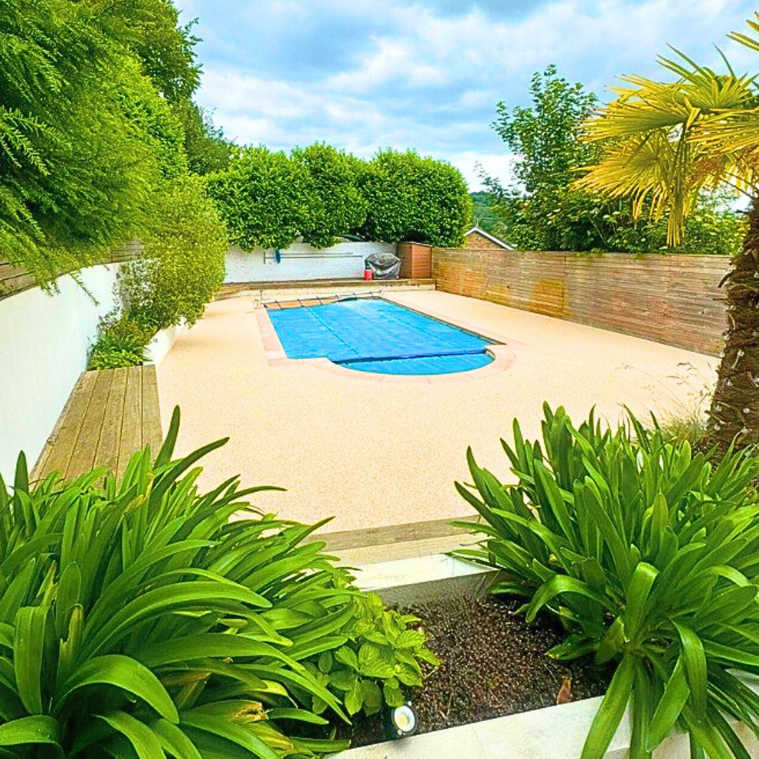 Luxury resin pool surround with slip-resistant finish