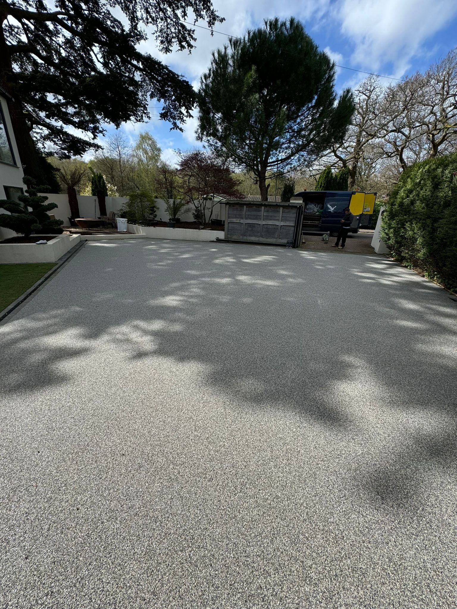 Resin bound driveway surface with neat perimeter detailing