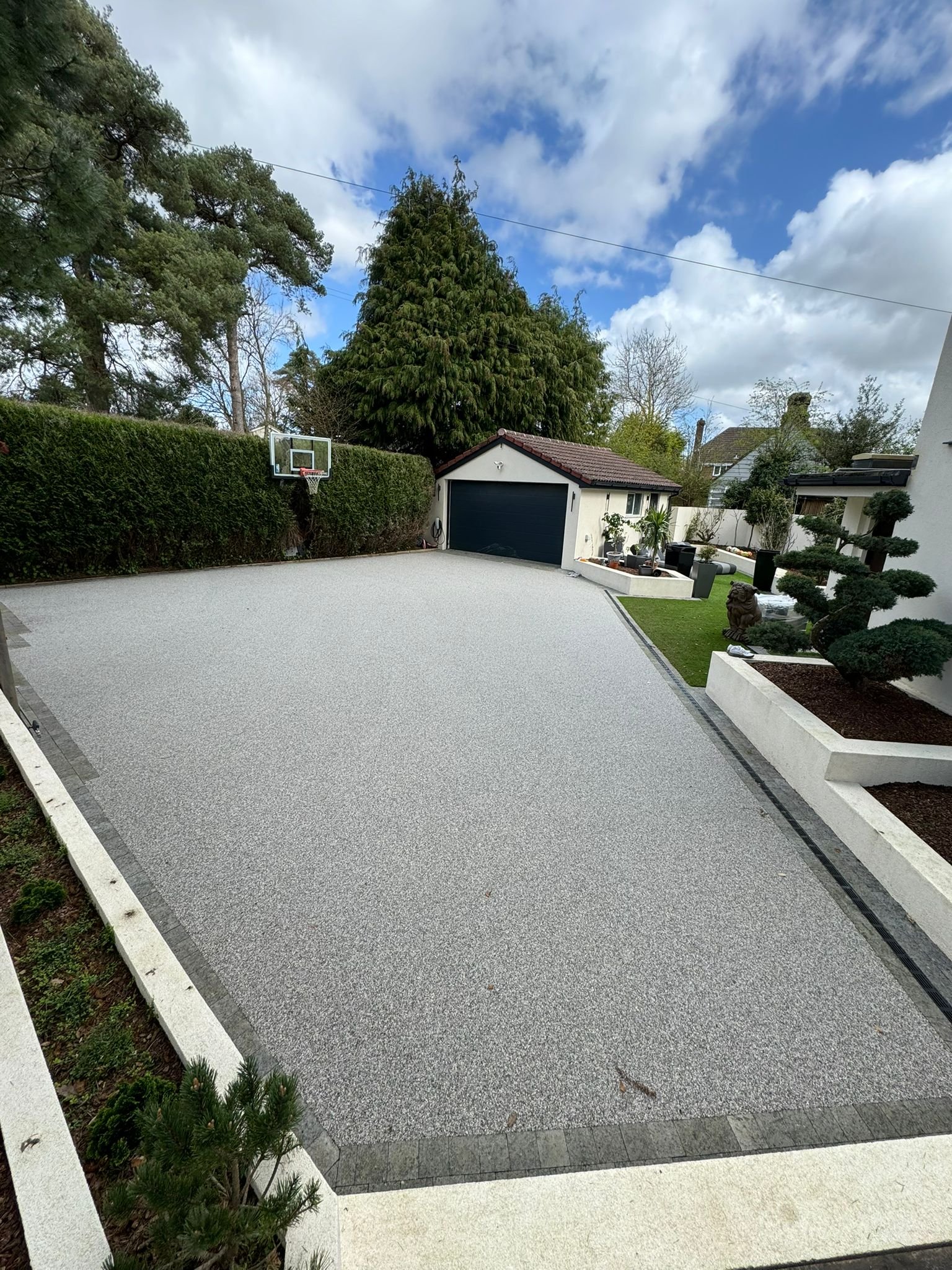Modern resin driveway with clean edges and consistent colour