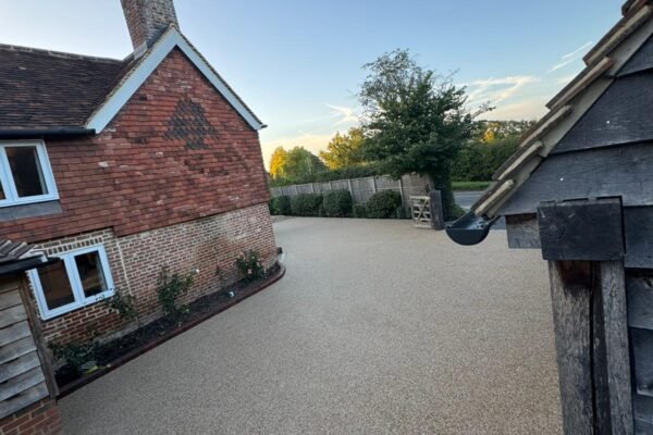 Quiet garden with luxury resin driveway in Idaho colour blend