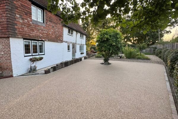 Quiet garden with luxury resin driveway in Idaho colour blend