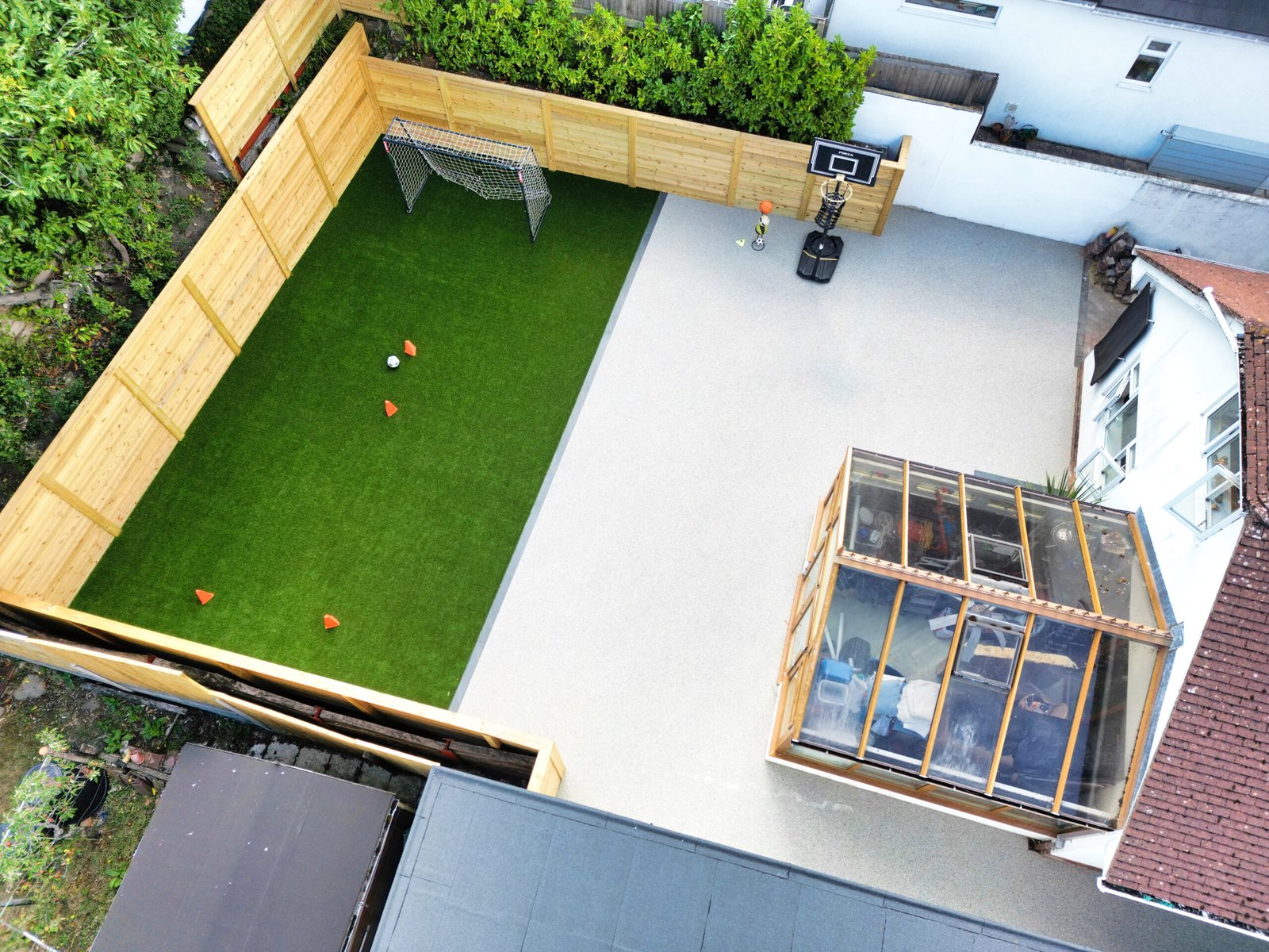 Resin patio design with warm aggregate tones