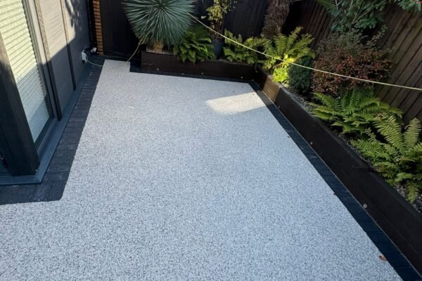 Resin surfacing surrounding garden cabin in Kyoto Fall colour blend