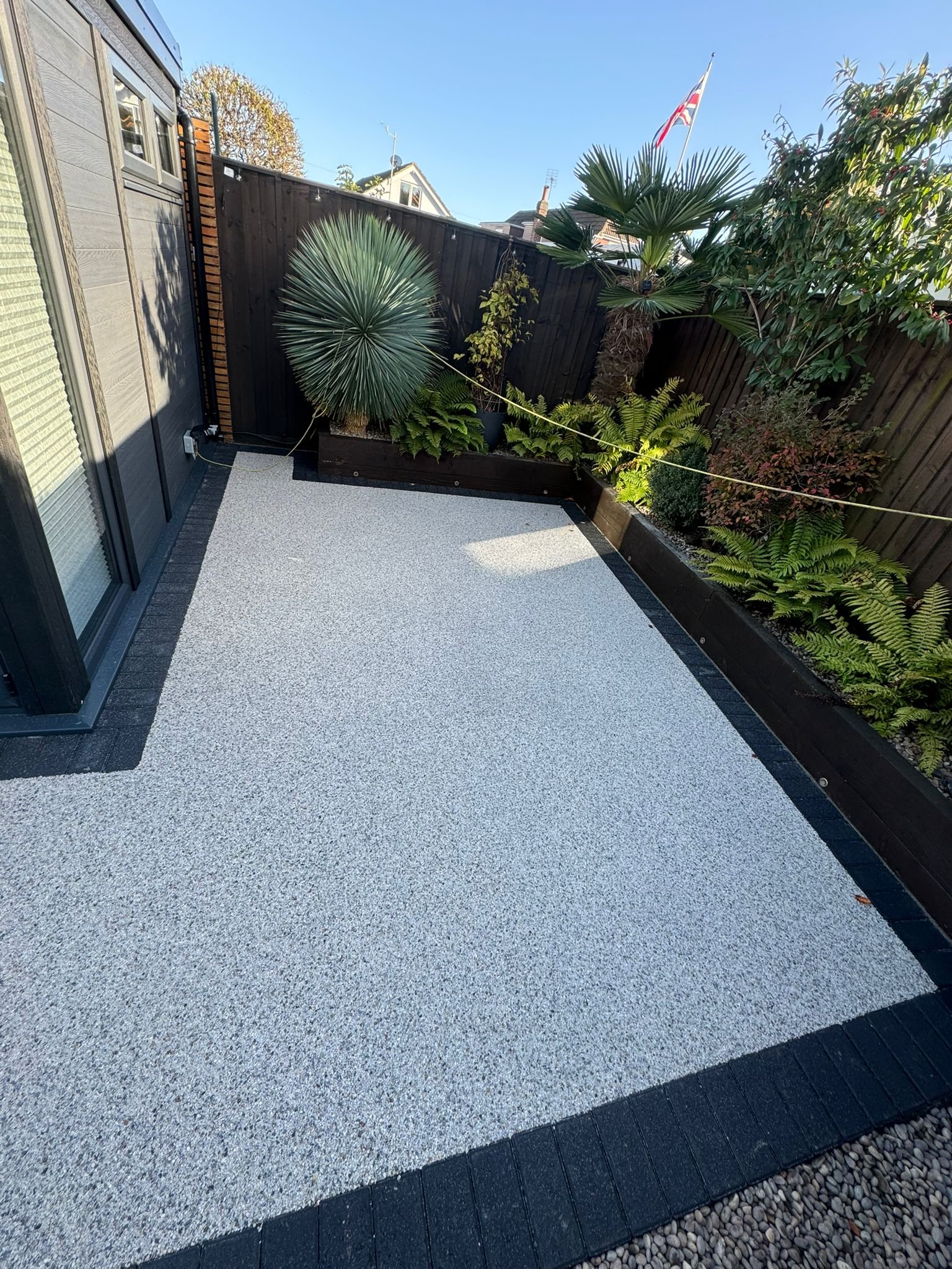Resin patio surface with autumn colour blend