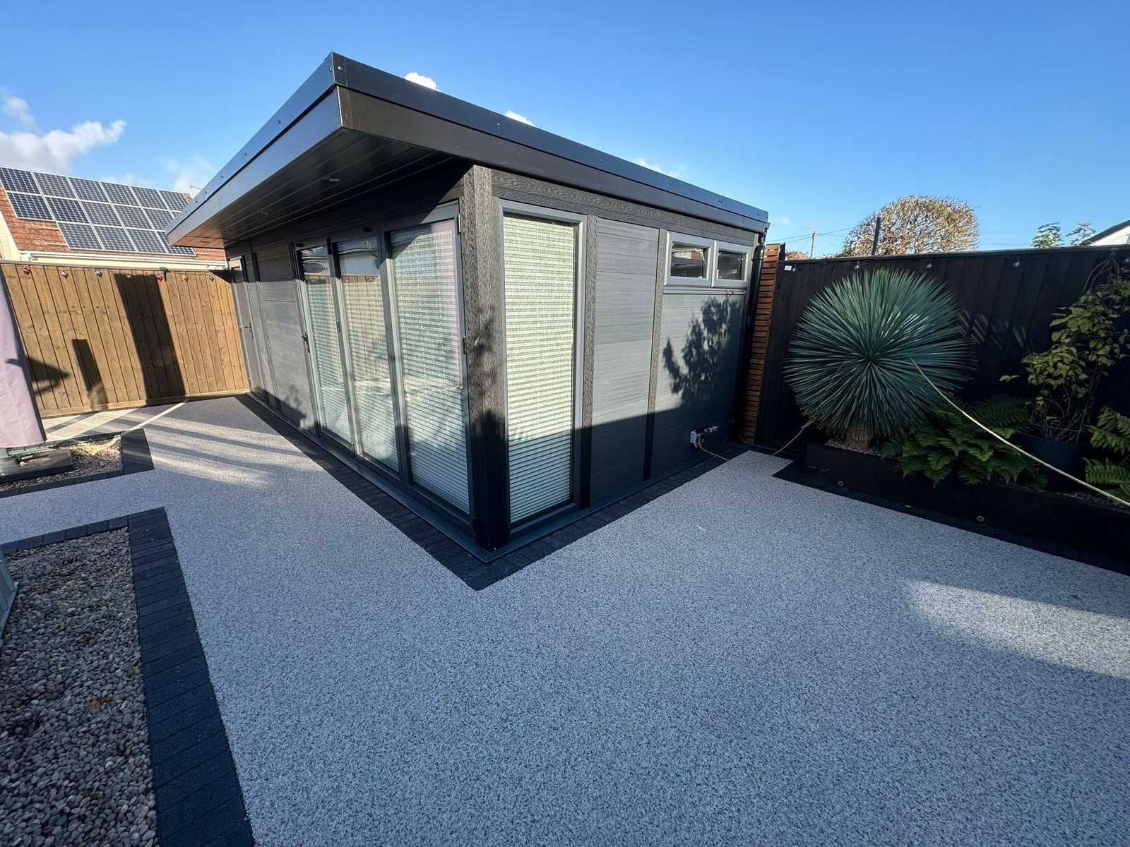 Decorative resin surfacing with natural colour blend