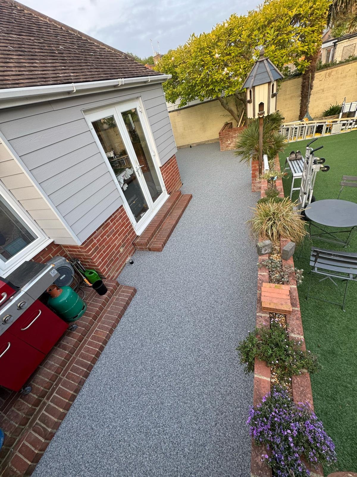 Resin surfacing with distinctive aggregate blend detail